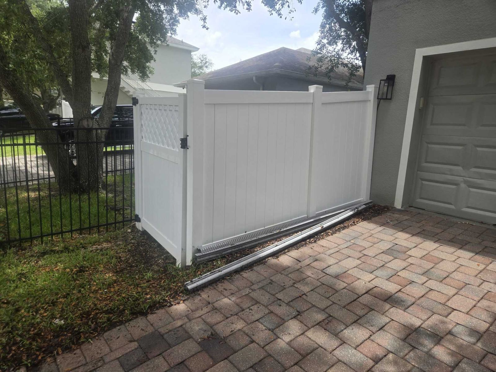 Cleaning an exterior wall with a water jet